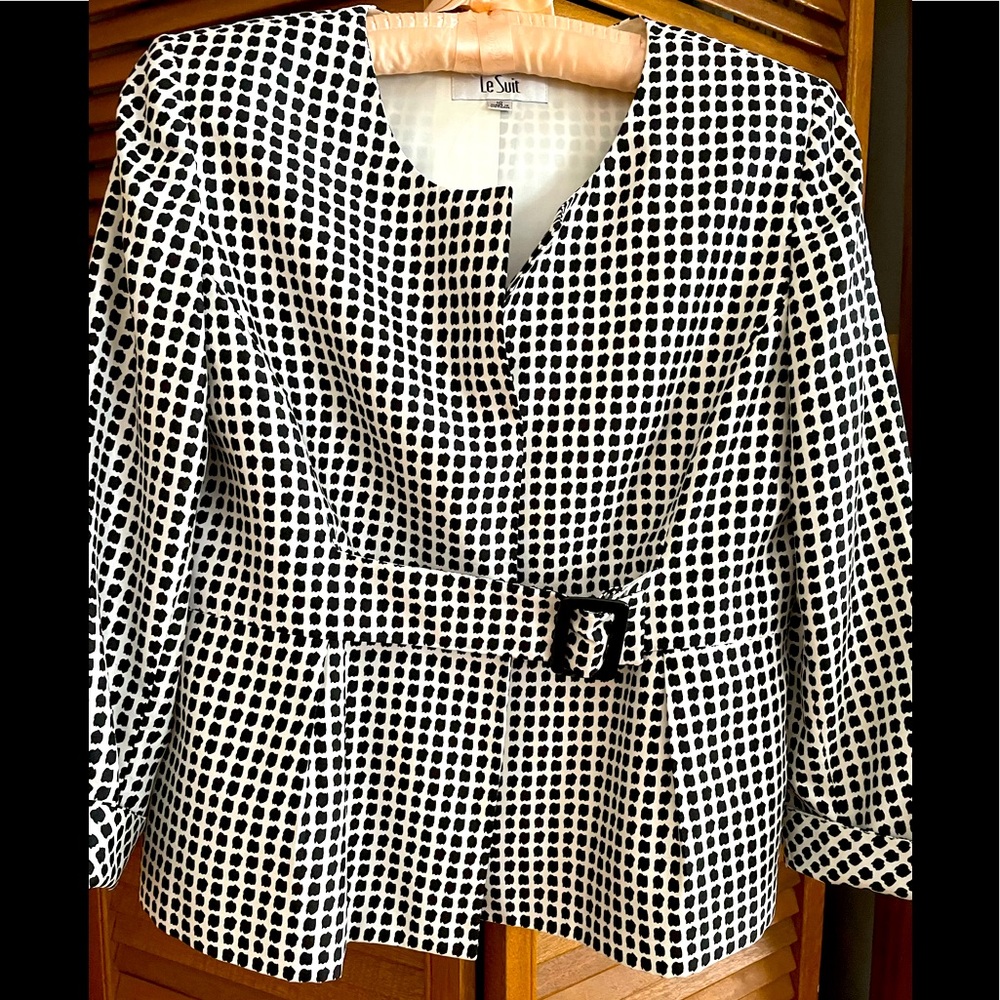 LeSuit Blazer, very chic and flattering with adjustable belt